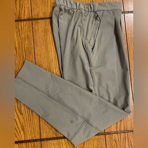 EUC Lululemon women’s pull on pant, grey, size 4